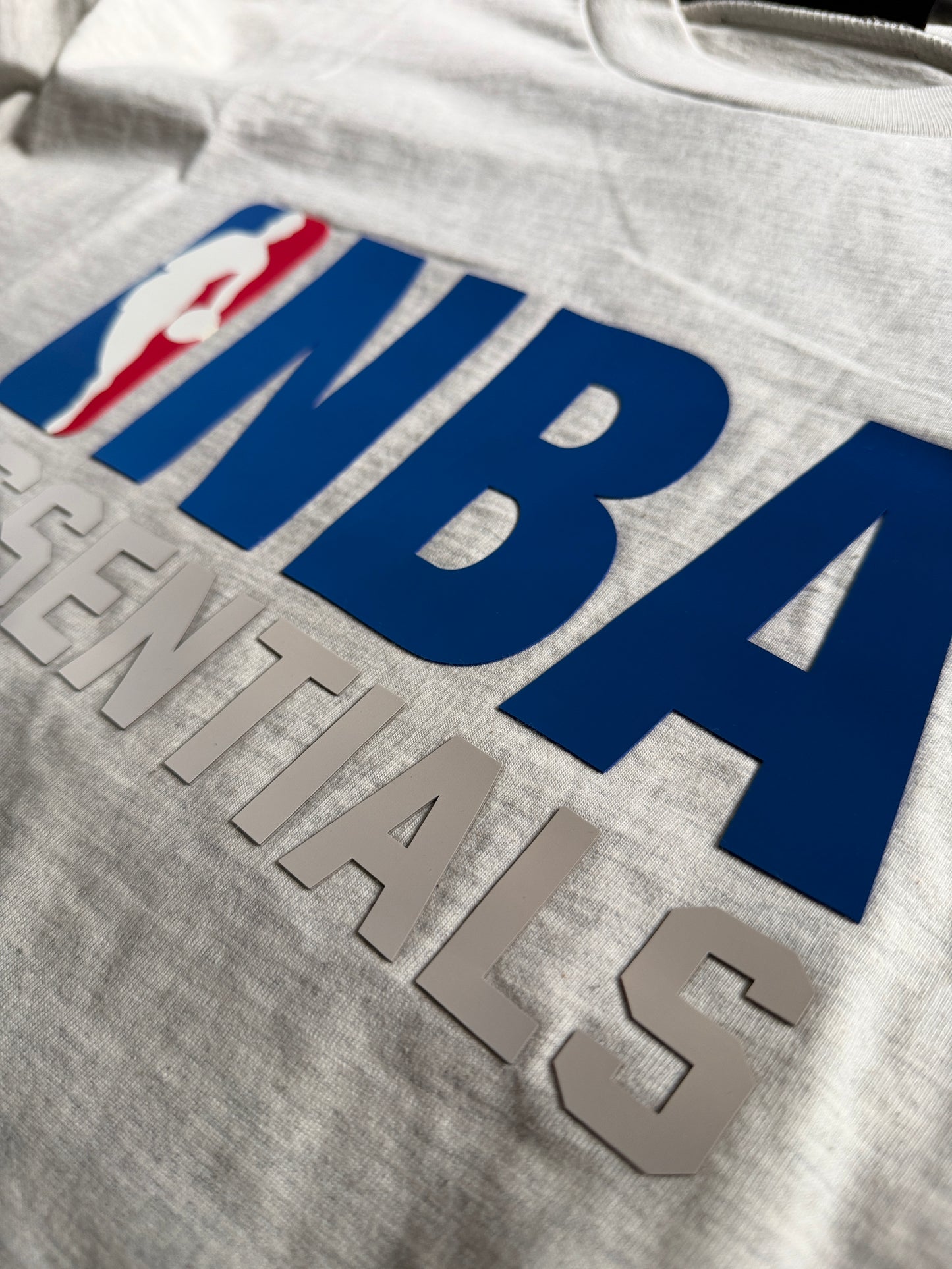 Playera Essentials NBA Gris claro