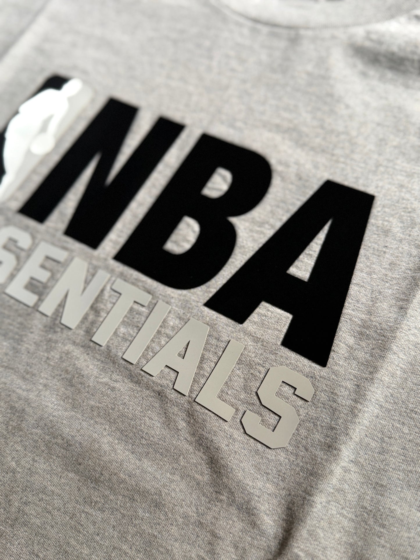 Playera Essentials NBA gris oscuro