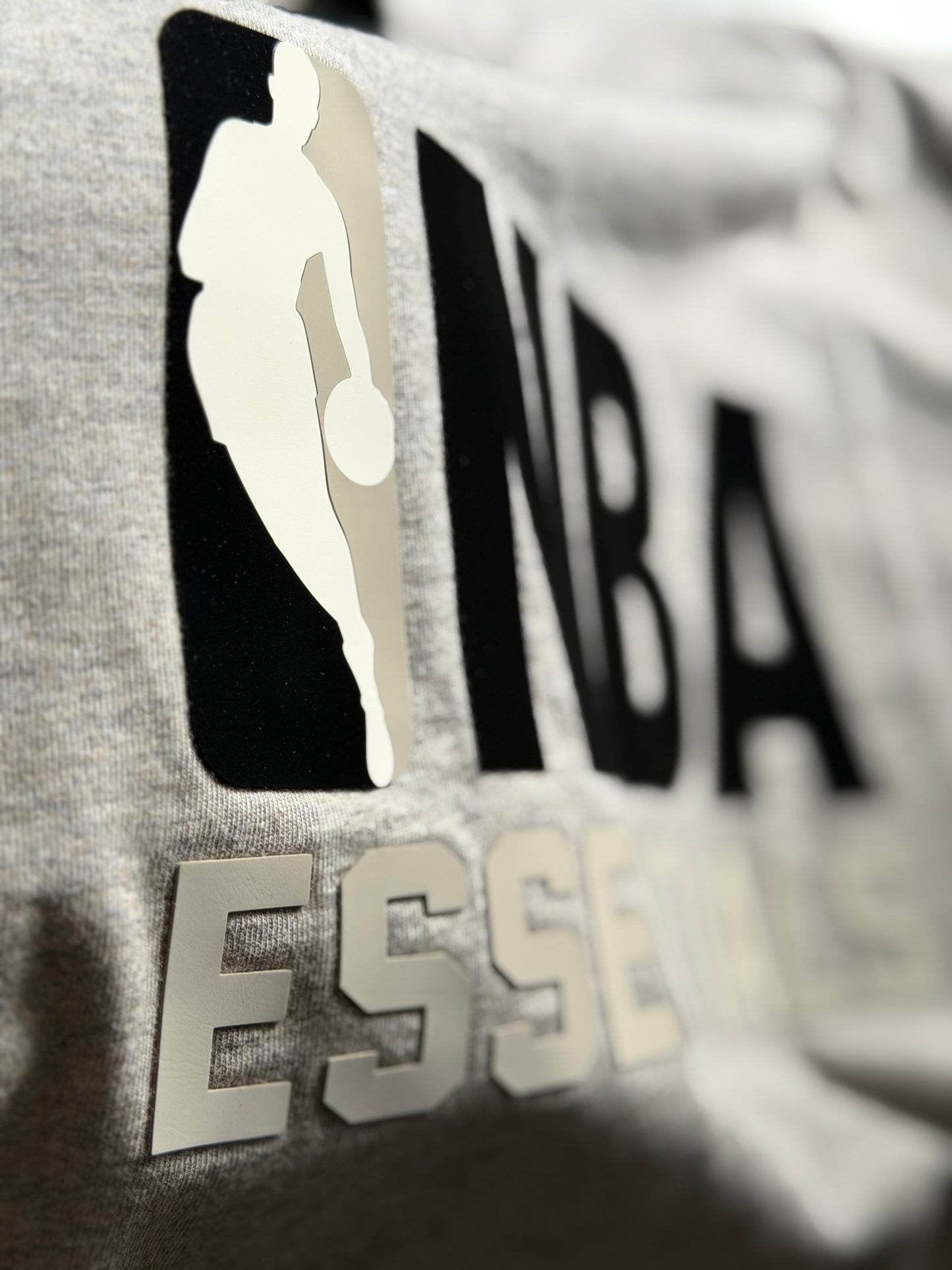 Playera Essentials NBA gris oscuro