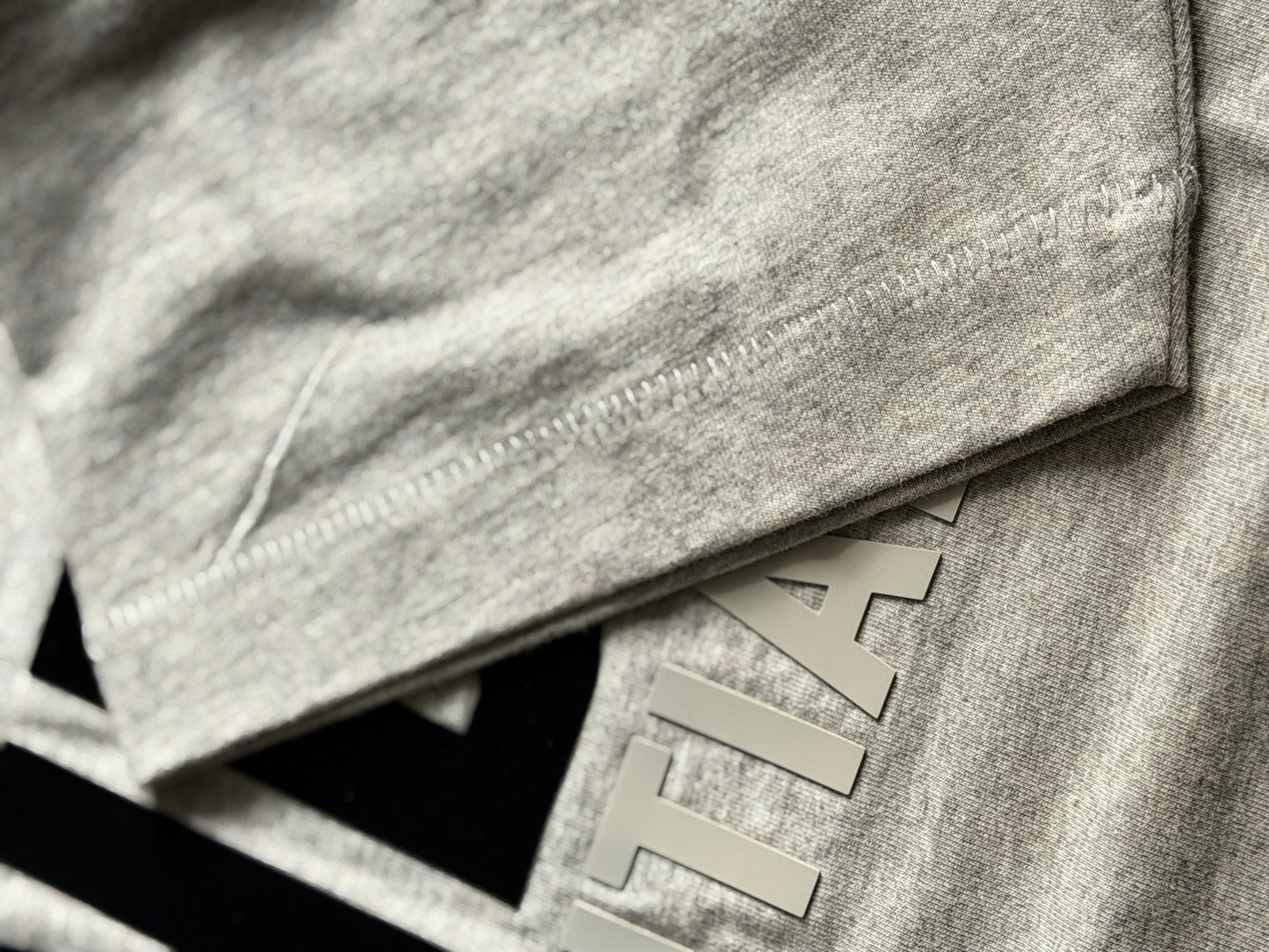 Playera Essentials NBA gris oscuro