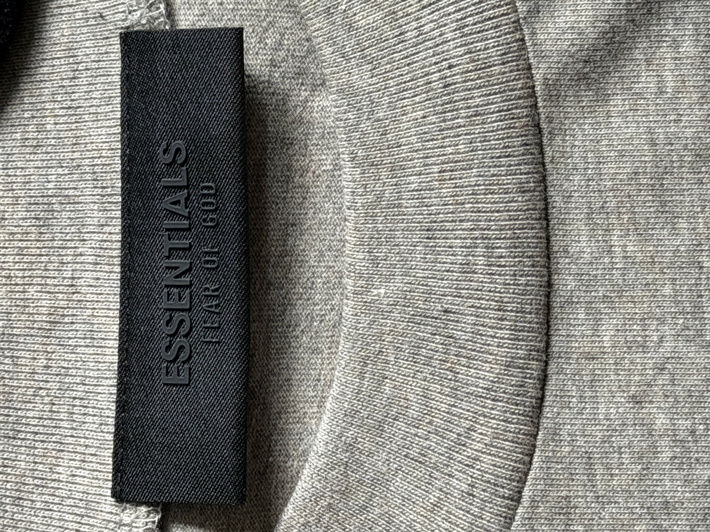 Playera Essentials NBA gris oscuro