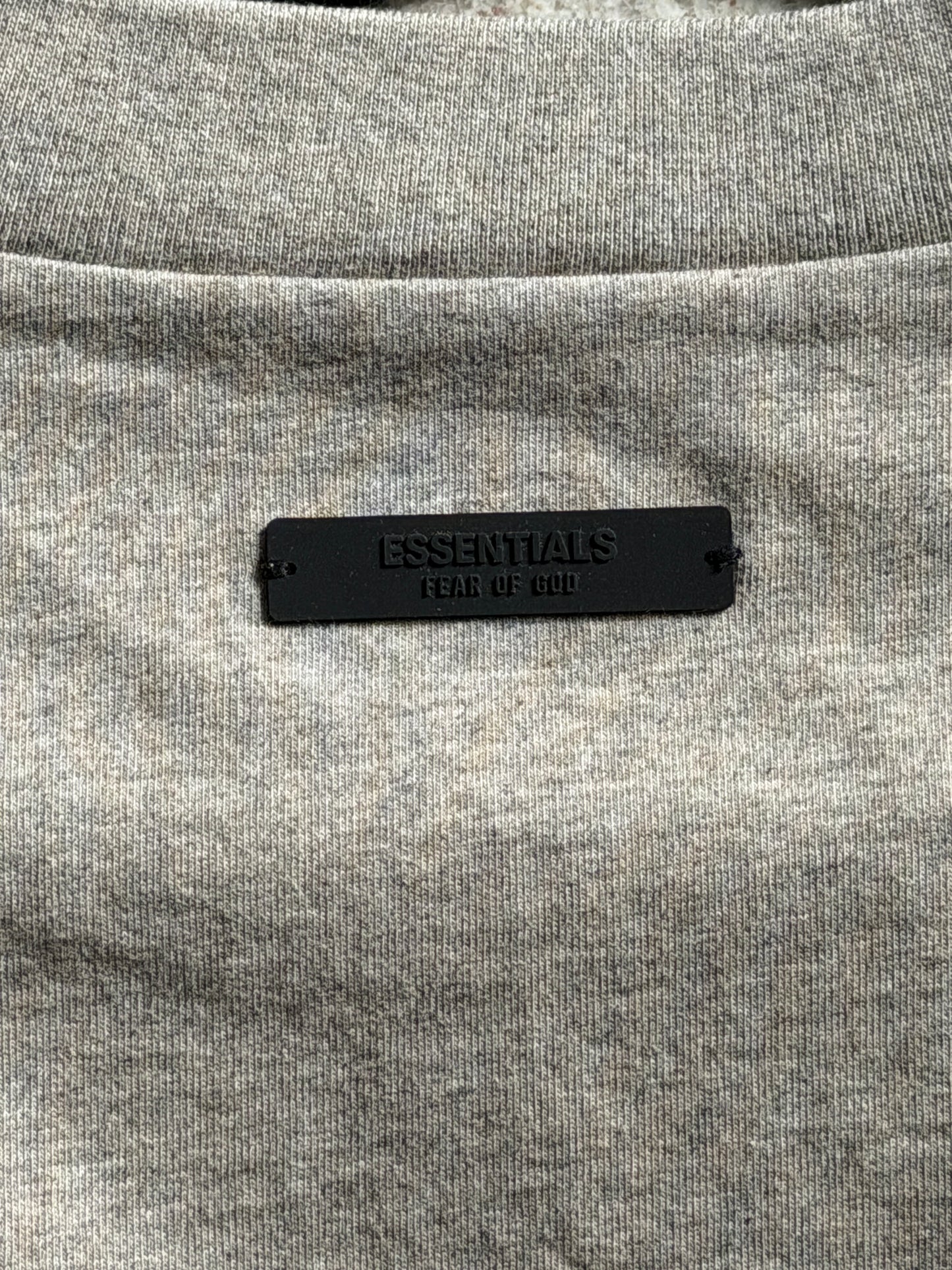 Playera Essentials NBA gris oscuro